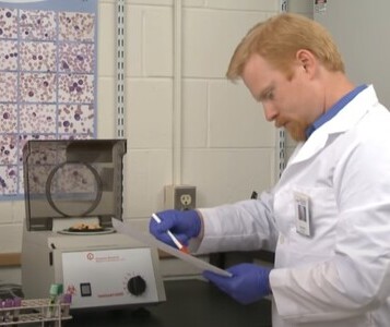 Клиника лечения наркозависимости в Знаменске Врач в кабинете клиники