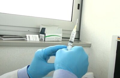 Проведение кодирования Вивитролом в Знаменске Шприц с Вивитролом в руках у врача